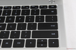 ... и справа, слева от клавиатуры тоже. Очень напоминает MacBook Pro ... и справа, слева от клавиатуры тоже. Очень напоминает MacBook Pro