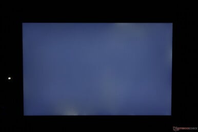 По краям видна лёгкая "утечка" подсветки