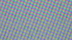 В ЖК-дисплее используется классическая субпиксельная матрица RGB, состоящая из красного, синего и зеленого светоизлучающего диода.