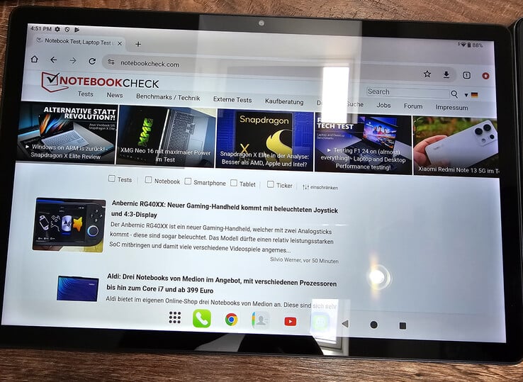 Блестящий дисплей (Teclast T65 Max) при слабом источнике света