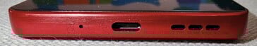 Снизу: микрофон, порт USB-C, динамики