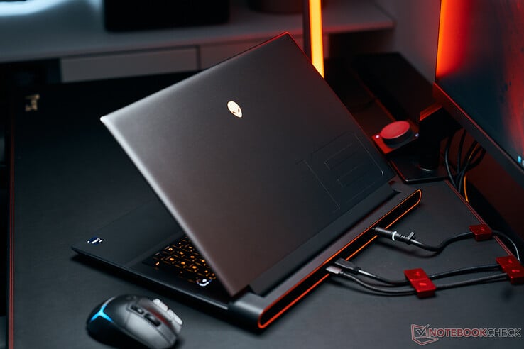 Dell Alienware m18 R1 (AMD) Dell Alienware m18 R1 (AMD)