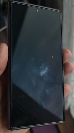 Неприглядные пятна могут появляться на Galaxy S24 Ultra по мере того, как стирается антибликовое покрытие. (Источник изображения: Marcus Herbrich)