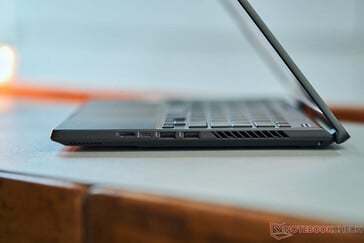 Правая сторона: слот microSD, USB-C 3.2 Gen.2 (10 Гбит, DisplayPort-ALT-mode (dGPU), G-Sync), 2x USB-A 3.2 Gen.2 (10 Гбит)