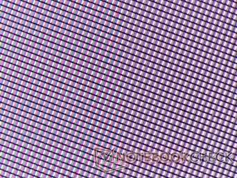 Матрицу отделяет от пользователя толстое защитное покрытие. В итоге картинка не так ярка, насыщенна, как в iPad и Galaxy Tab S