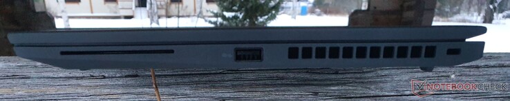 Правая сторона: считыватель смарт-карт, USB-A 3.2 Gen 1, слот замка Kensington