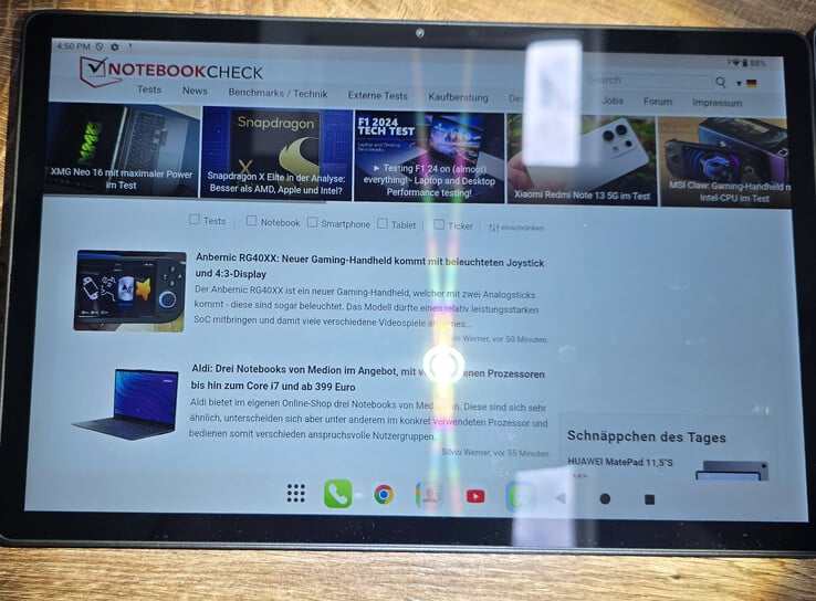 Блестящий дисплей (Teclast T65 Max) с сильным источником света