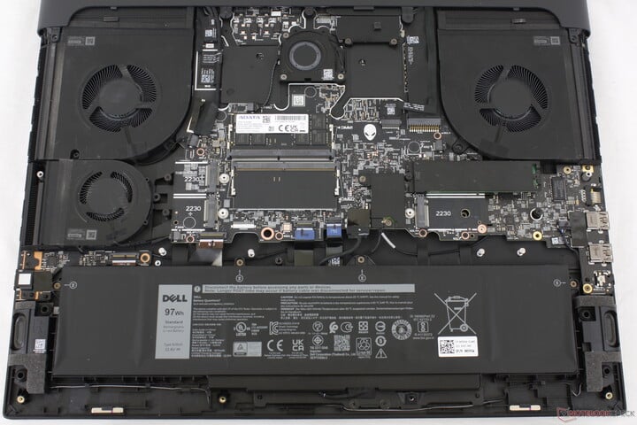 ... Alienware m18 R1 (Intel + NVIDIA) располагает одной дополнительной площадкой под SSD