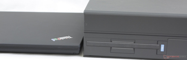 ThinkPad 25 (2017) рядом с полноразмерной копией ThinkPad 700C (1992) ThinkPad 25 (2017) рядом с полноразмерной копией ThinkPad 700C (1992)