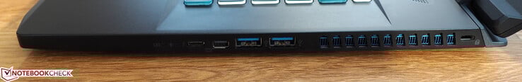 Правая сторона: Thunderbolt 3, mini-DisplayPort, 2x USB-A 3.0, слот для замка Kensington