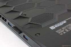 Полностью вставленная карта SD слегка выпирает
