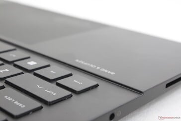 Палмрест немного приподнят над клавиатурой, как у Envy 16