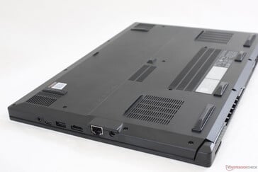 Корпус подвержен деформации в большей степени, чем у Razer Blade 15 Base Model