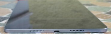 Слева: Громкоговоритель, порт USB 3.2 и громкоговоритель
