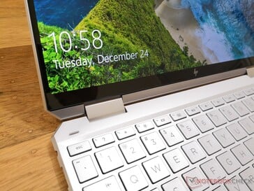 4K UHD AMOLED дисплей также доступен, но в тестируемом образце установлен FHD IPS