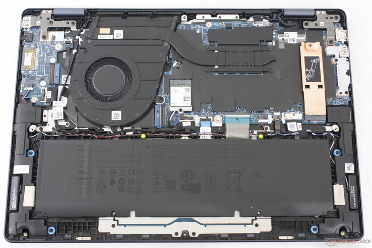 Dell Inspiron 16 Plus 7640 2-в-1 для сравнения