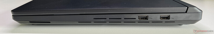 Справа: 2x USB-A 3.2 Gen 2 (10 Гбит/с)