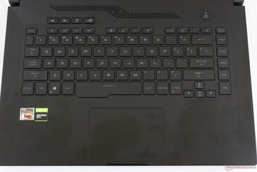 Раскладка как у других ноутбуков серии ROG, но вот тактильный отклик и глубина хода изменены
