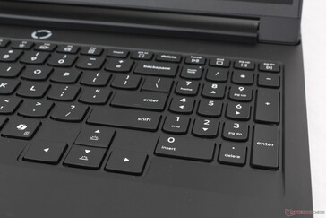 Клавиши Numpad более узкие, чем основные клавиши QWERTY, а клавиши со стрелками более крупные