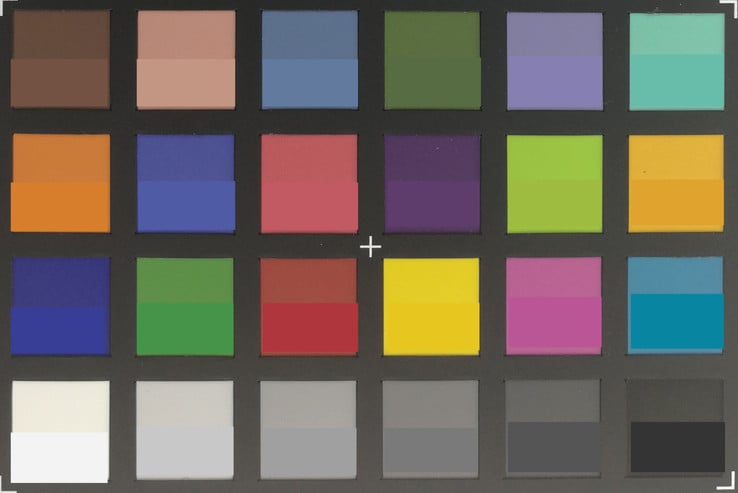 ColorChecker Passport: Цветопередача основной камеры, правильные оттенки приведены снизу