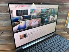 Читабельность экрана на улице (облачное небо)