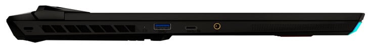 Левая сторона: слот для замка, USB 3.2 Gen 2 (USB-A), USB 3.2 Gen 2 (USB-C; DisplayPort), аудио разъем