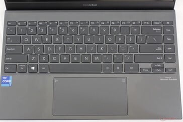По сравнению с UX434, у UX425 появилась дополнительная группа клавиш справа