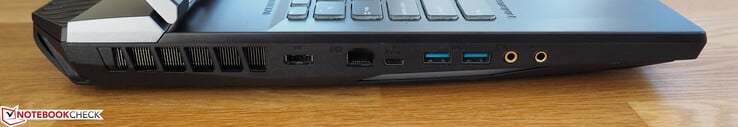 Левая сторона: разъем питания, гигабитный Ethernet, Thunderbolt 3, 2х USB 3.1 Gen2 Type-A, выход а наушники, микрофонный вход
