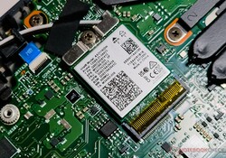 Антенны Wi-Fi закрепляются на месте с помощью стального кронштейна