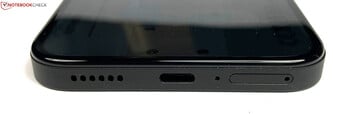Нижняя грань: динамик, USB-C 2.0, микрофон, лоток SIM
