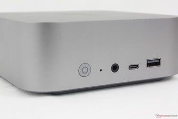 Спереди: Кнопка питания, кнопка сброса, 3,5 мм гарнитура, USB-C (10 Гбит/с), USB-A 3.2 (10 Гбит/с)